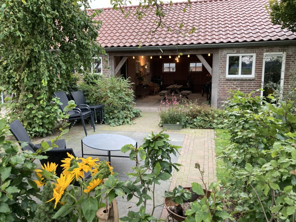 Bed & Boerderij Groenlo - tuin en overdekte buitenruimte met sfeerverlichting